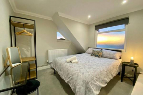 Stylish Two Bedroom Apartment Near Victoria Park